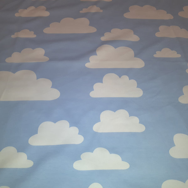 Babyblauer Jerseystoff mit großen Wolken